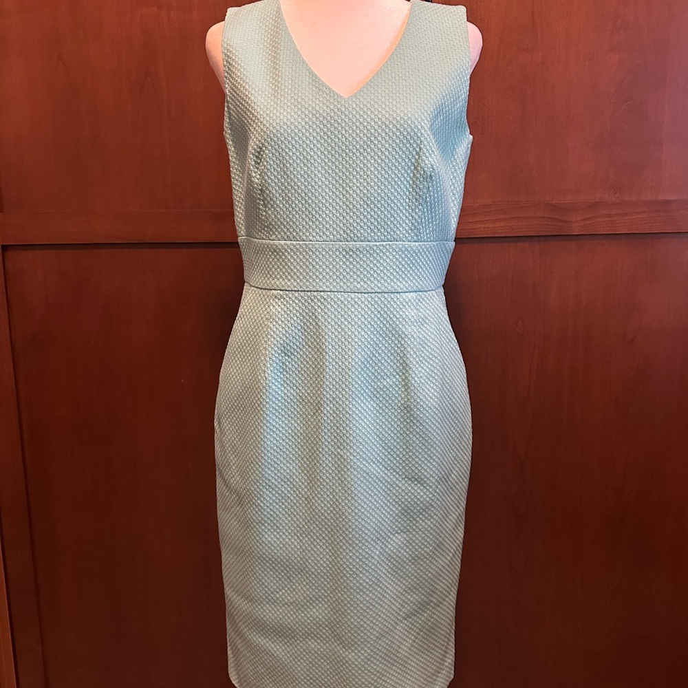 Elegant Sleeveless Dress in Light Teal